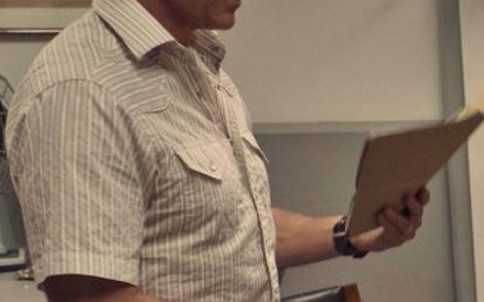 Tom Cruise gra tytułową postać w „Barry Seal: Król przemytu”.