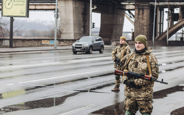 Ukraińscy żołnierze na ulicy, w Kijowie