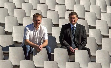 Ojciec i syn: Tomasz i Andrzej Dowgiałłowie na trybunach w Starych Jabłonkach