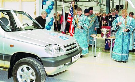 Pomimo kryzysu zachodni producenci aut (np. GM i Renault) nie wycofują się z Rosji.