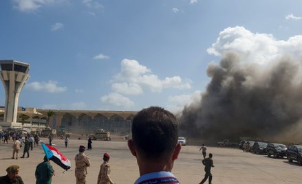 30 grudnia 2020 roku, dym po eksplozjach, które wstrząsnęły lotniskiem w Adenie