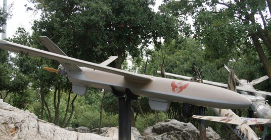 Jeden z bezzałogowców Samad-1 eksponowany w Muzeum Oporu w libańskiej miejscowości Mleeta.