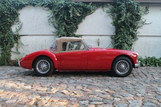 Roadster jest dostępny z miękkim dachem.