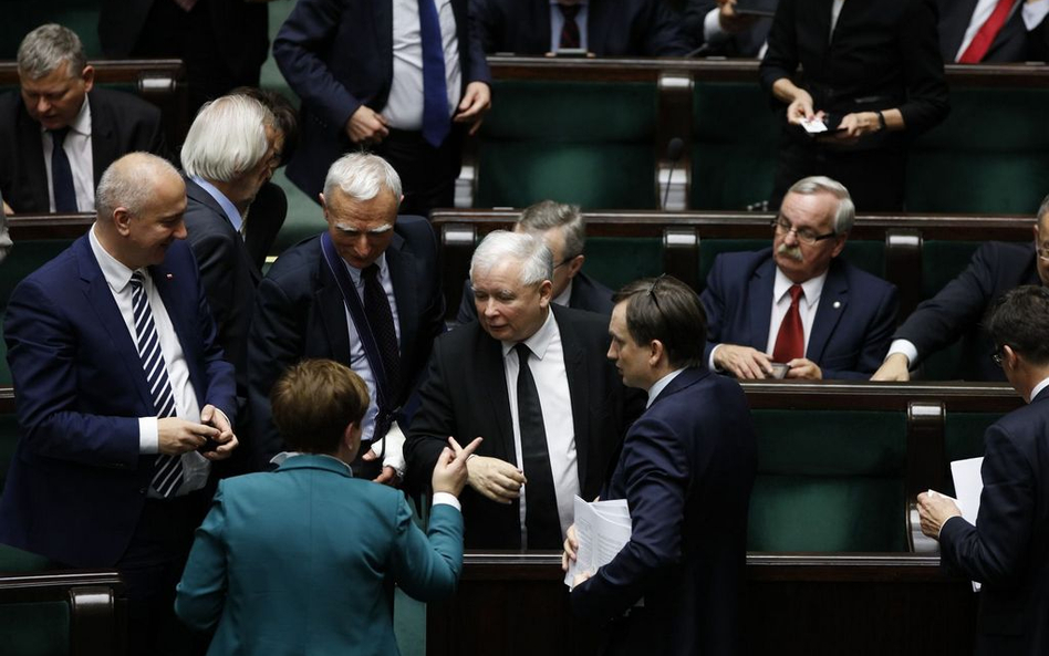 Sondaż: PiS przed PO. Wiosna na podium