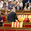 Deputowana „Podemos” Angels Martinez zabiera flagi Hiszpanii pozostawione przez deputowanych przeciw