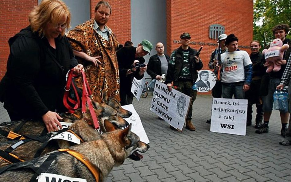 Działacze Naszości zorganizowali happening nawiązujący m.in. do myśliwskiej pasji marszałka