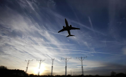 Najszybszy sposób ograniczenia dwutlenku węgla to ograniczenie liczby lotów przez podniesienie podat