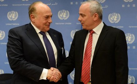 Palestyński minister finansów Shukri Bishara (z lewej) i izraelski minister ds. stosunków międzynaro