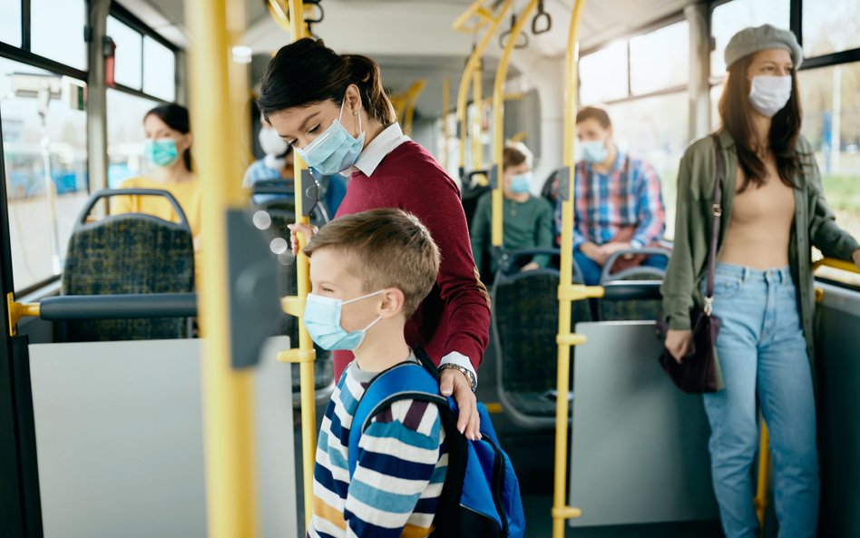 Obecnie maseczki obowiązują w środkach komunikacji, a także w publicznych przestrzeniach zamkniętych