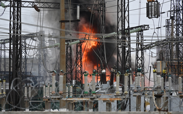 Strażacy gaszą pożar podstacji elektrycznej po ataku rakietowym w Charkowie 22 marca 2024 r.