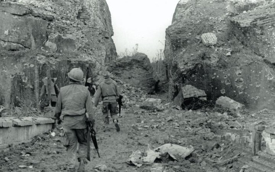 Żołnierze amerykańskiej piechoty morskiej walczą o Cytadelę w Hue, 22 lutego 1968 r.