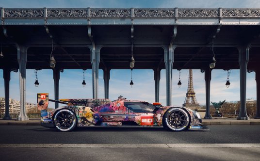 BMW M Hybrid V8 w Paryżu.