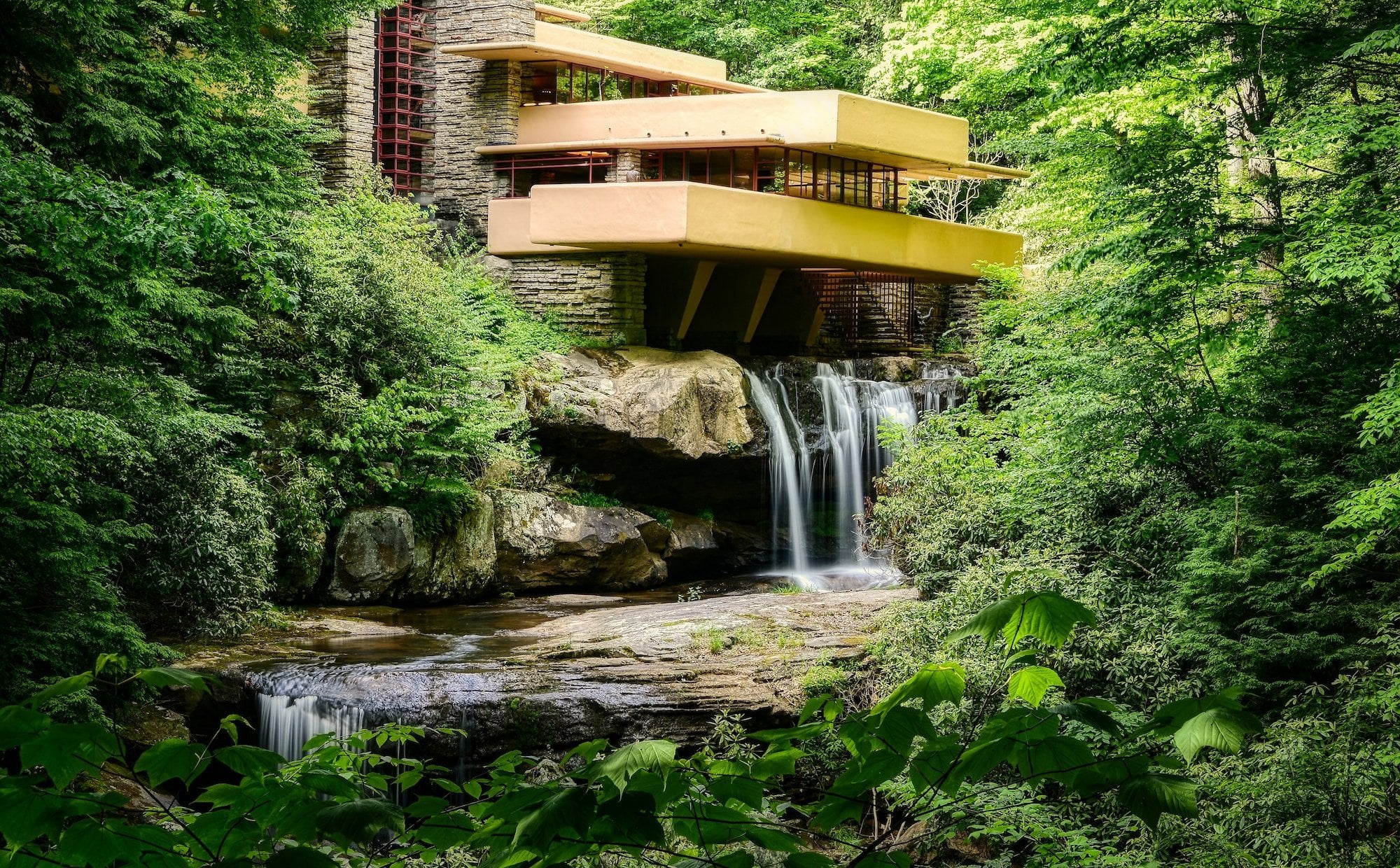 Słynna willa „z wodospadem” odzyskała blask. Arcydzieło modernizmu