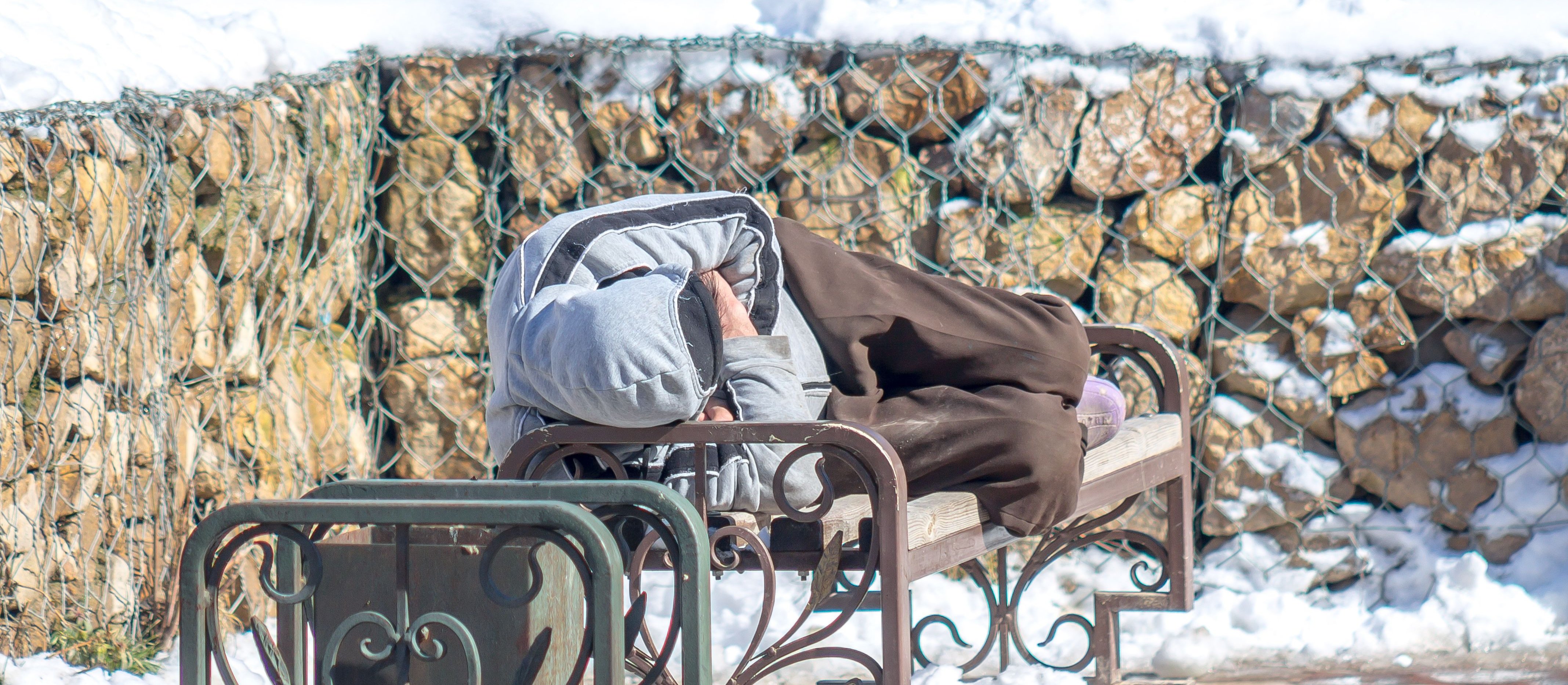 Telefon do straży miejskiej to wystarczająca pomoc dla osoby bezdomnej? Prawnik wyjaśnia