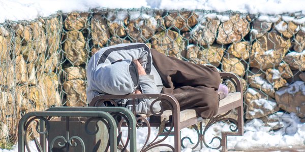 Telefon do straży miejskiej to wystarczająca pomoc dla osoby bezdomnej? Prawnik wyjaśnia