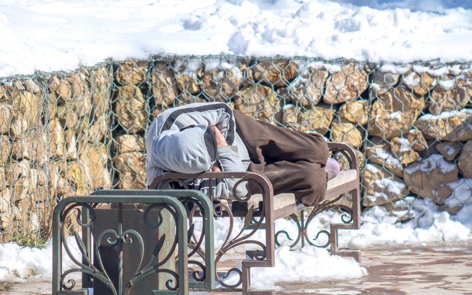 Telefon do straży miejskiej to wystarczająca pomoc dla osoby bezdomnej? Prawnik wyjaśnia
