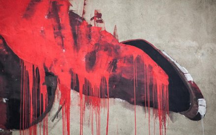 Fragment muralu Conora Harringtona z charakterystycznymi dla jego stylu zaciekami.