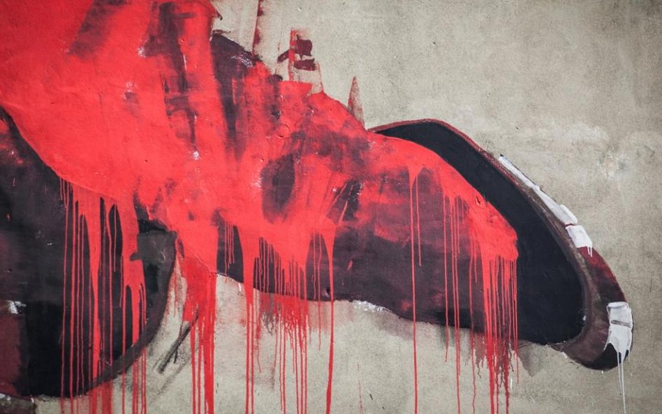 Fragment muralu Conora Harringtona z charakterystycznymi dla jego stylu zaciekami.