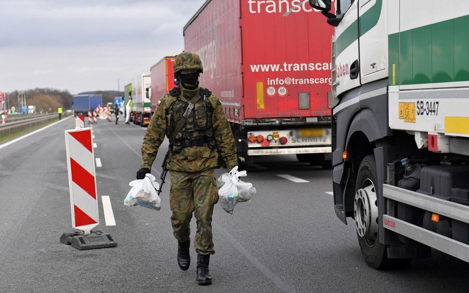 Na kwarantannę po przekroczeniu granicy trafia garstka osób, a zamknięcie przejść jest iluzoryczne