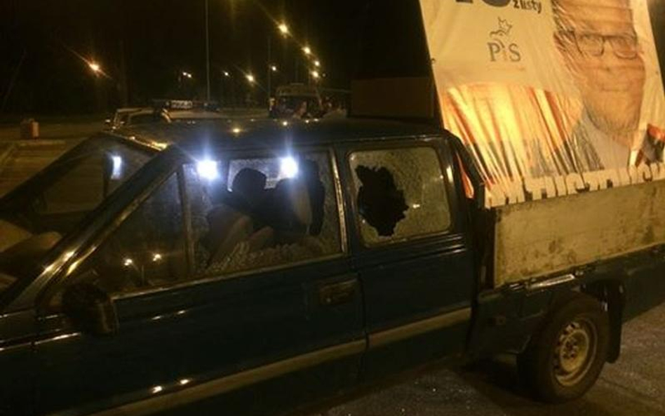 Zniszczony polonez truck z billboardem Marka Matuszewskiego