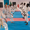 Wspólne treningi białych i czarnych karateków odbywają się trzy razy w tygodniu w centrum Dar es-Sal