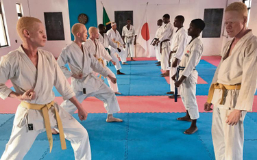 Wspólne treningi białych i czarnych karateków odbywają się trzy razy w tygodniu w centrum Dar es-Sal
