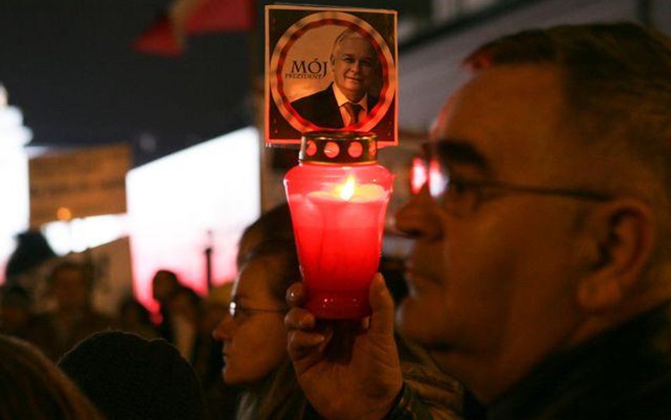 Rocznica katastrofy smoleńskiej. Msze i demonstracje