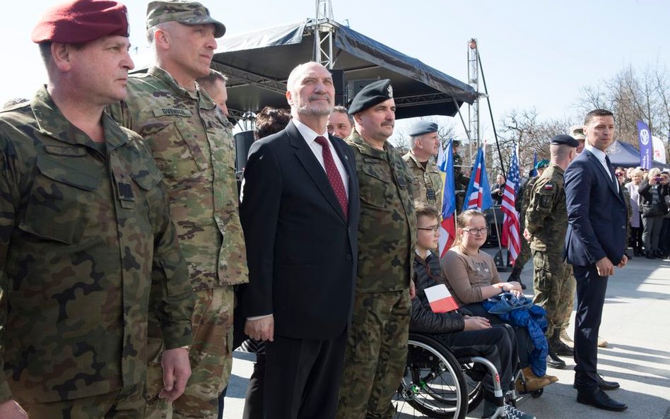 Macierewicz: W Niemczech są siły prorosyjskie, nie chcą baz USA