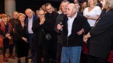 Stanisław Tym na premierze „Ciemnego grylażu" w OchTeatrze w marcu 2024 r.