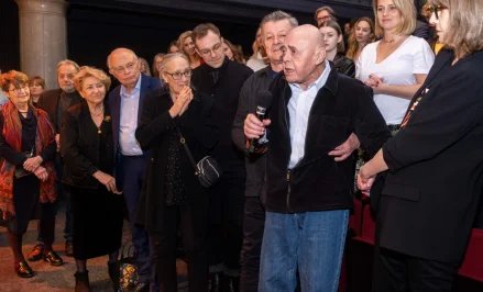 Stanisław Tym na premierze „Ciemnego grylażu" w OchTeatrze w marcu 2024 r.