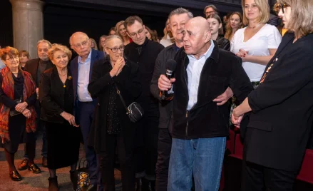 Stanisław Tym na premierze „Ciemnego grylażu" w OchTeatrze w marcu 2024 r.