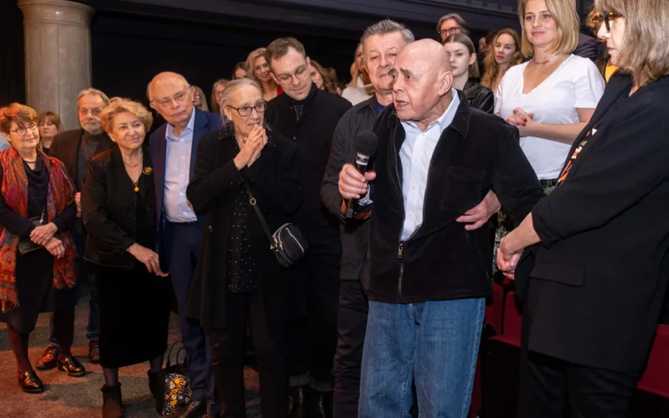 Stanisław Tym na premierze „Ciemnego grylażu" w OchTeatrze w marcu 2024 r.