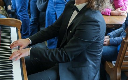 Choć pianino to nie fortepian a tramwaj nie sala koncertowa to publiczność chętna posłuchać muzyki C