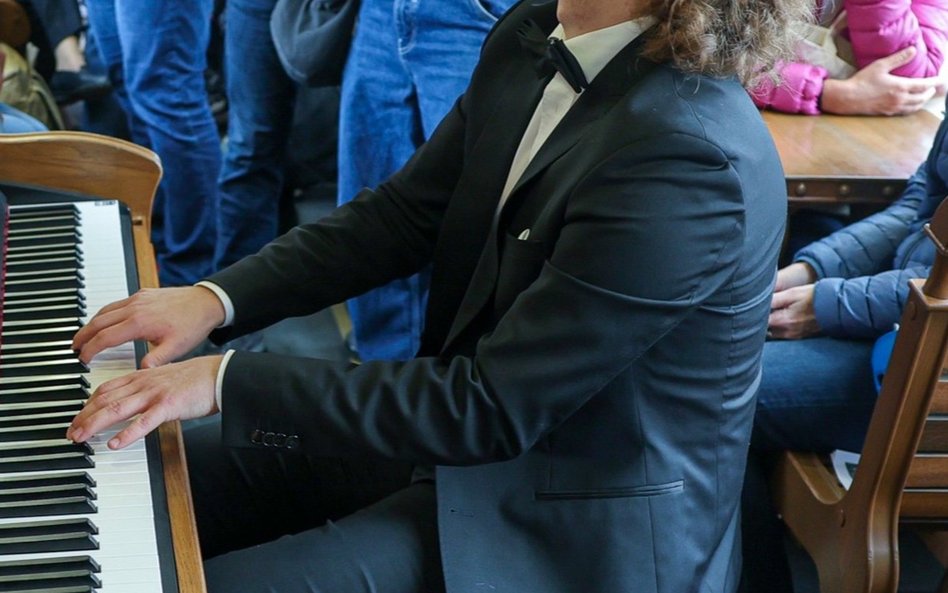 Choć pianino to nie fortepian a tramwaj nie sala koncertowa to publiczność chętna posłuchać muzyki C