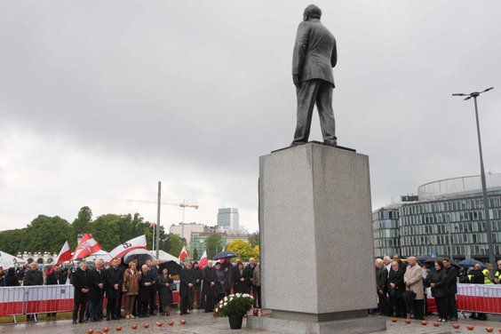 Politycy PiS biorą udział w obchodach miesięcznicy katastrofy smoleńskiej