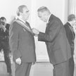 W latach 70. orderem Virtuti Militari odznaczono m.in. przywódcę ZSRR Leonida Breżniewa (z lewej). W