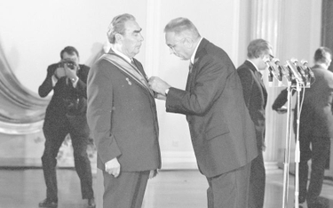 W latach 70. orderem Virtuti Militari odznaczono m.in. przywódcę ZSRR Leonida Breżniewa (z lewej). W