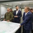Premier Donald Tusk podczas odprawy z dowództwem służb mundurowych w placówce Straży Granicznej w Du