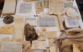 Dokumenty z czasu okupacji ukryte w skrytce pod podłogą zostały ujawnione podczas remontu kamienicy 