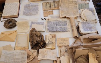 Dokumenty z czasu okupacji ukryte w skrytce pod podłogą zostały ujawnione podczas remontu kamienicy 