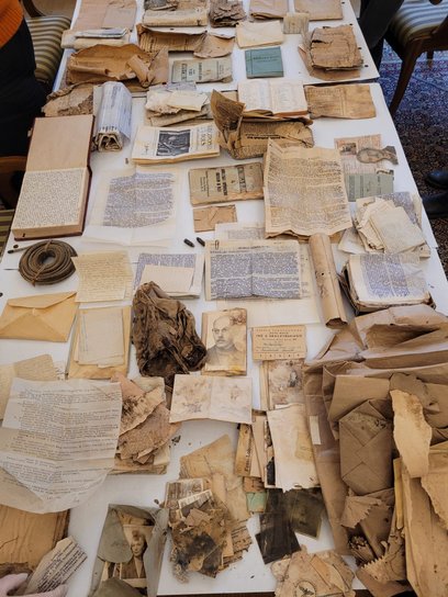 Dokumenty z czasu okupacji ukryte w skrytce pod podłogą zostały ujawnione podczas remontu kamienicy 