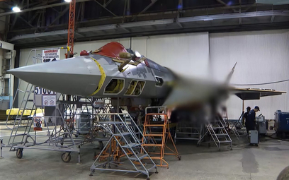 Pierwszy seryjny samolot myśliwski Su-57 podczas końcowego montażu w zakładzie w Komsomolsku nad Amu