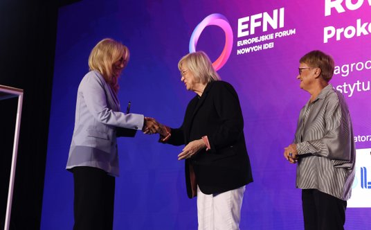 Elżbieta Markowska, dyrektor magistratu m.st. Warszawy, odbiera nagrodę dla miasta od Ewy Rumińskiej