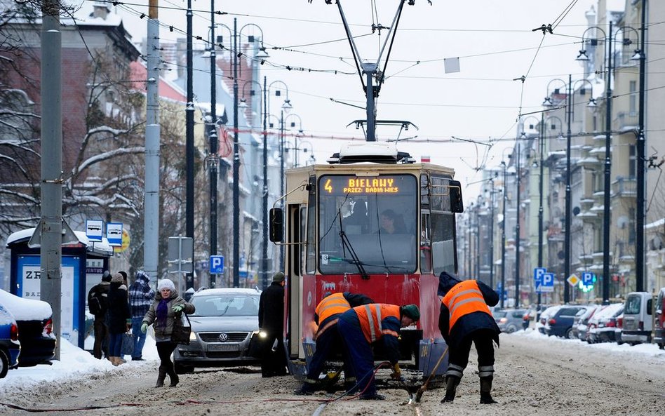 W niektórych miastach działają lotne ekipy do usuwania największych zimowych zagrożeń.