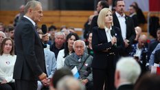 Premier Donald Tusk (C-L) i kandydatka na prezydenta Krakowa, senator KO Monika Piątkowska (C-P) na 