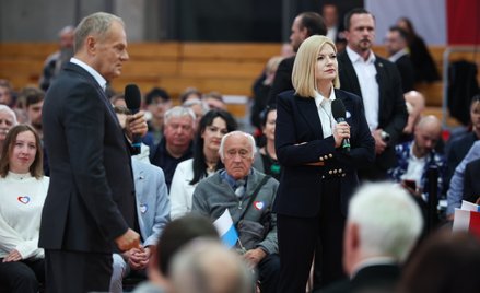 Premier Donald Tusk (C-L) i kandydatka na prezydenta Krakowa, senator KO Monika Piątkowska (C-P) na 