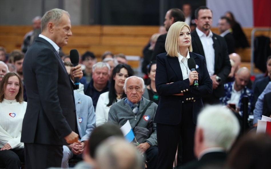 Premier Donald Tusk (C-L) i kandydatka na prezydenta Krakowa, senator KO Monika Piątkowska (C-P) na 