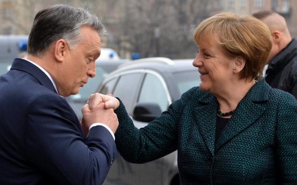 Rycerski gest. Spotkanie Viktora Orbána z Angelą Merkel otrzymało uroczystą oprawę podkreślającą ran