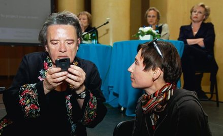 W kuluarach Kongresu Kobiet z performerką Joanną Rajkowską (w tle – aktorka Krystyna Janda)