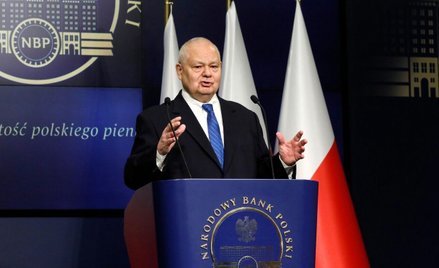 Prezesowi NBP posłowie koalicji zarzucają naruszenie konstytucji i ustaw, m.in. poprzez finansowanie